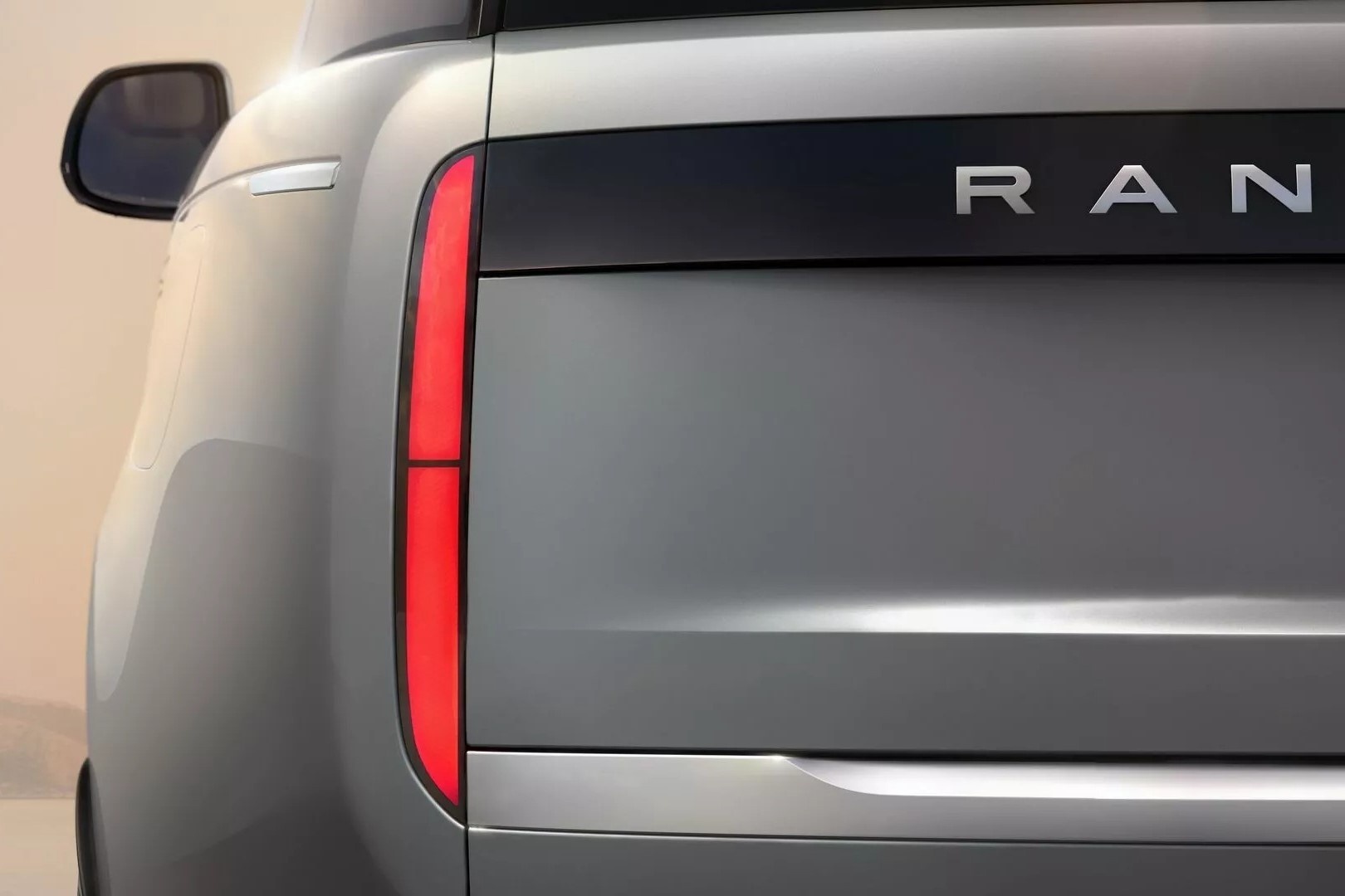 Nhung hinh anh dau tien cua Range Rover chay dien hinh anh