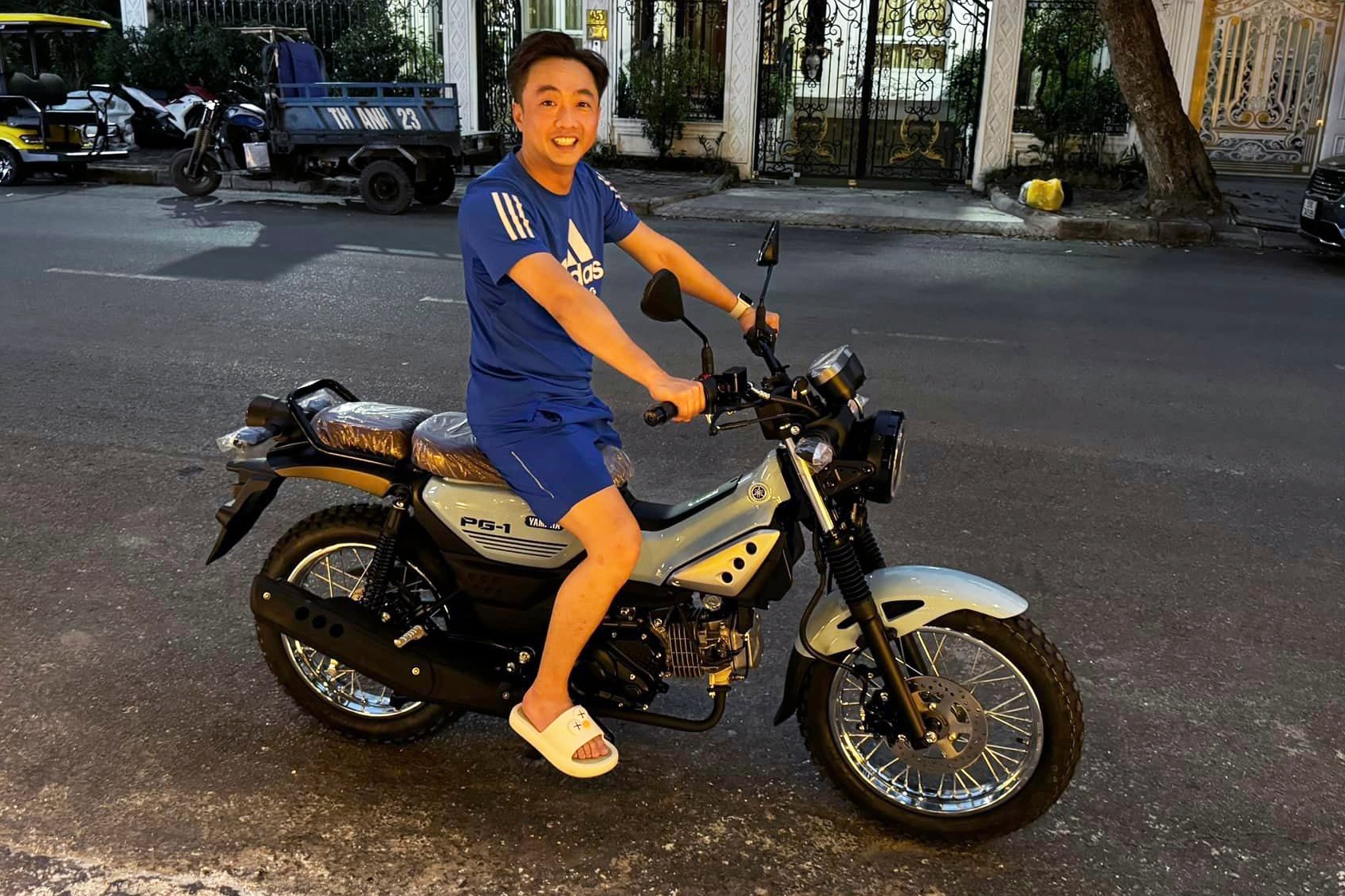Ong Nguyen Quoc Cuong khoe xe may moi hinh anh