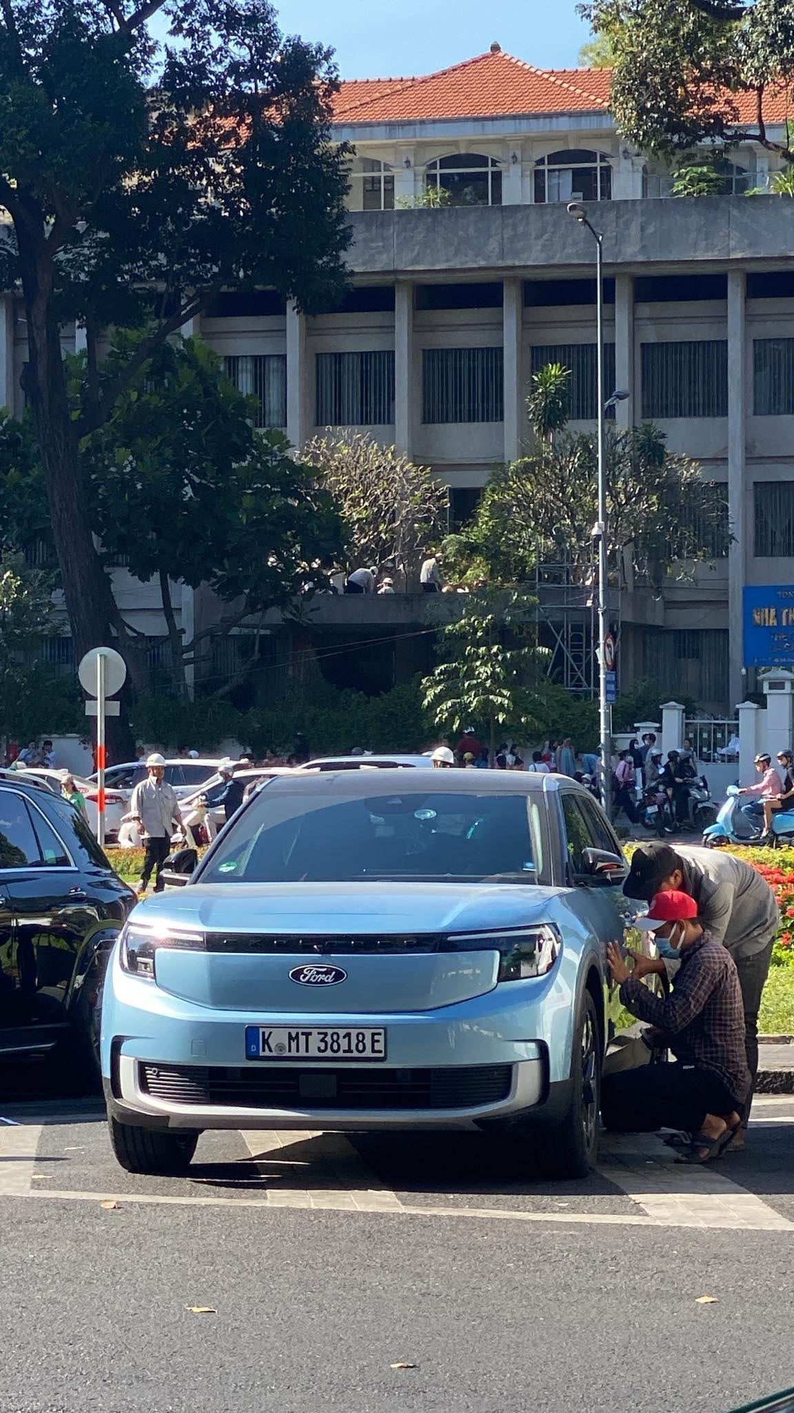 Ford Explorer chay dien anh 1