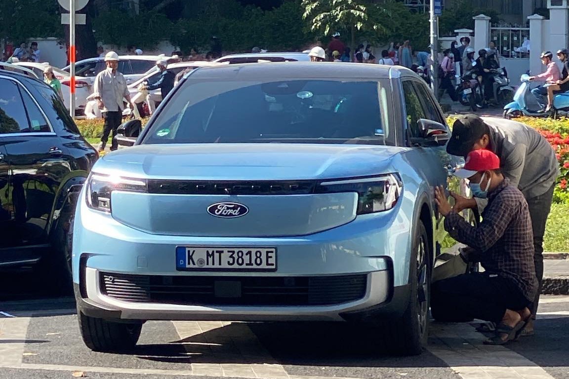 Ford Explorer chay dien xuat hien tai TP.HCM hinh anh