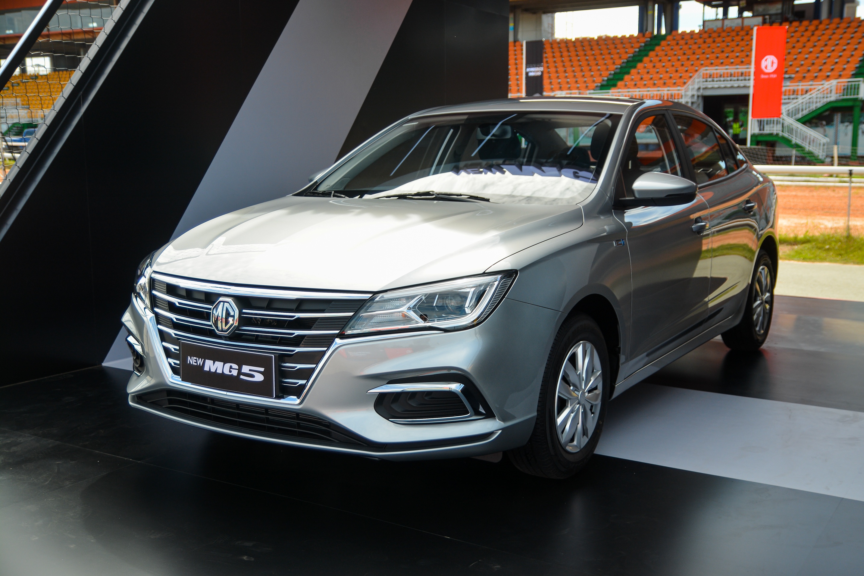 Trang bi tren New MG5 anh 2