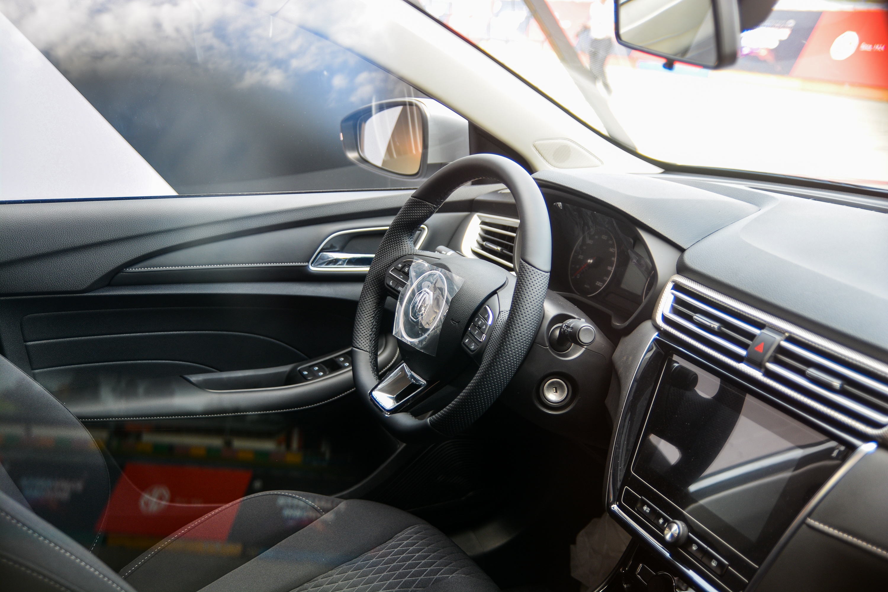 Trang bi tren New MG5 anh 6