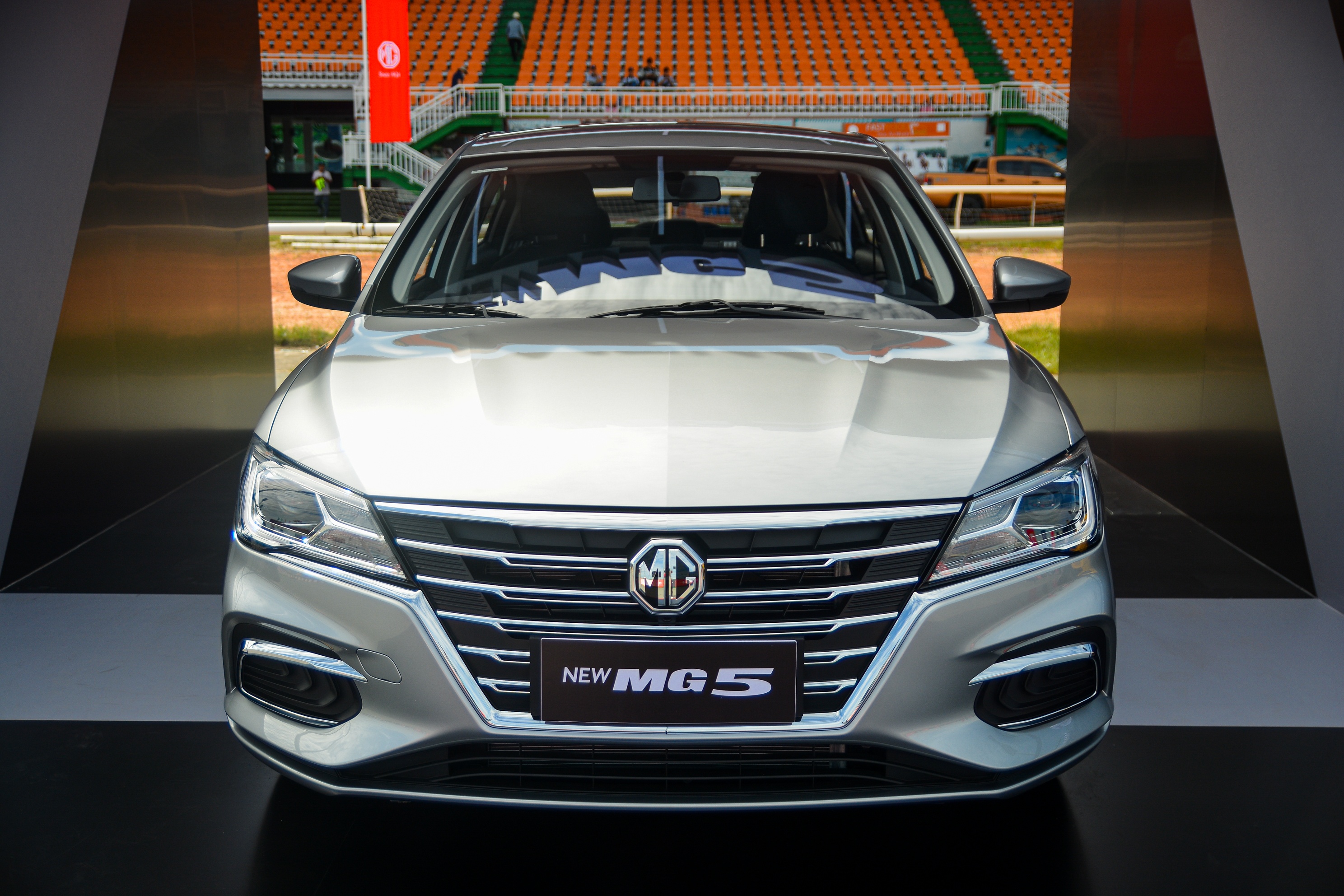 Trang bi tren New MG5 anh 10