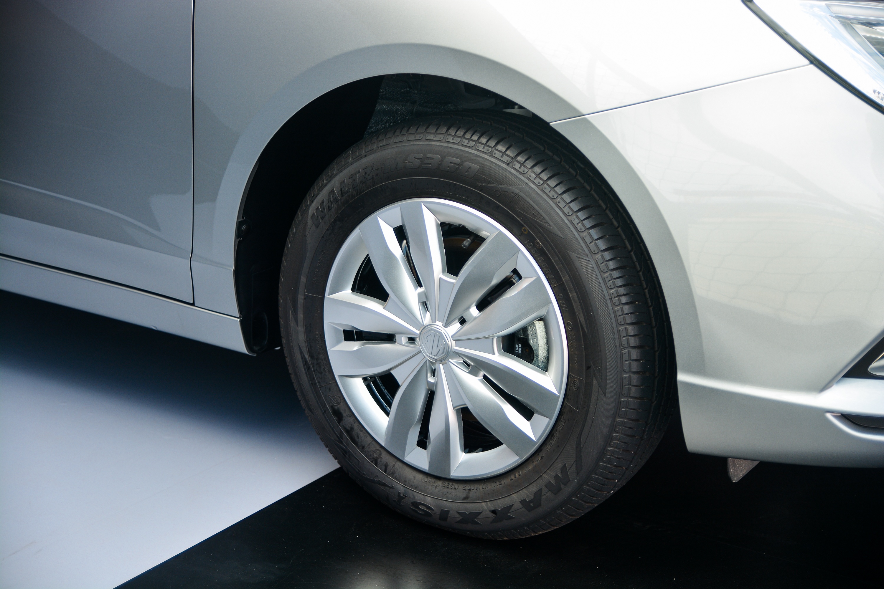 Trang bi tren New MG5 anh 5