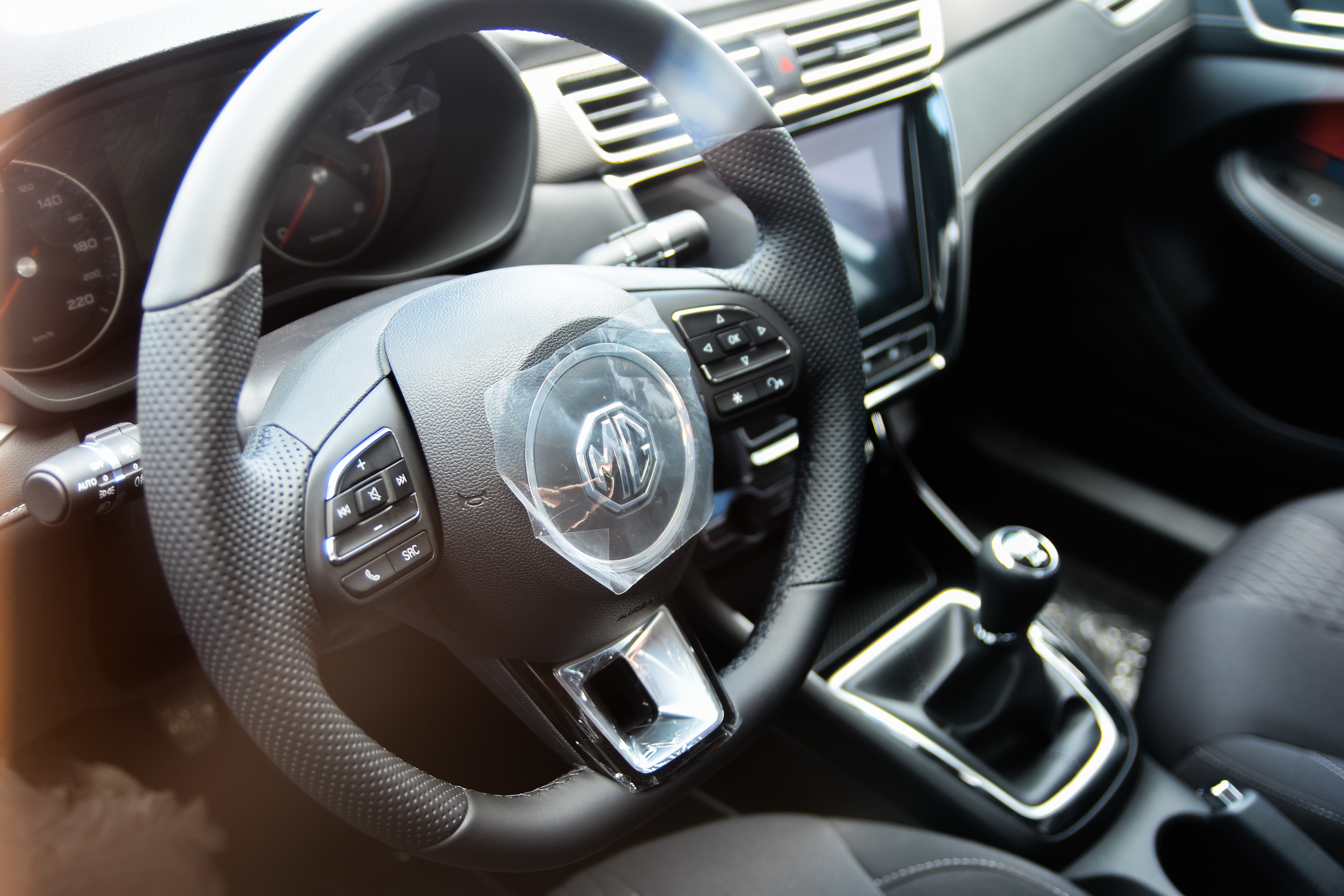 Trang bi tren New MG5 anh 8