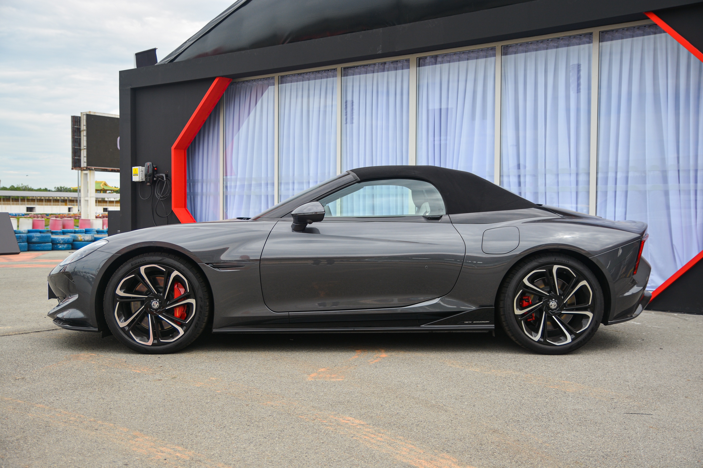 sieu xe dien MG Cyberster anh 2