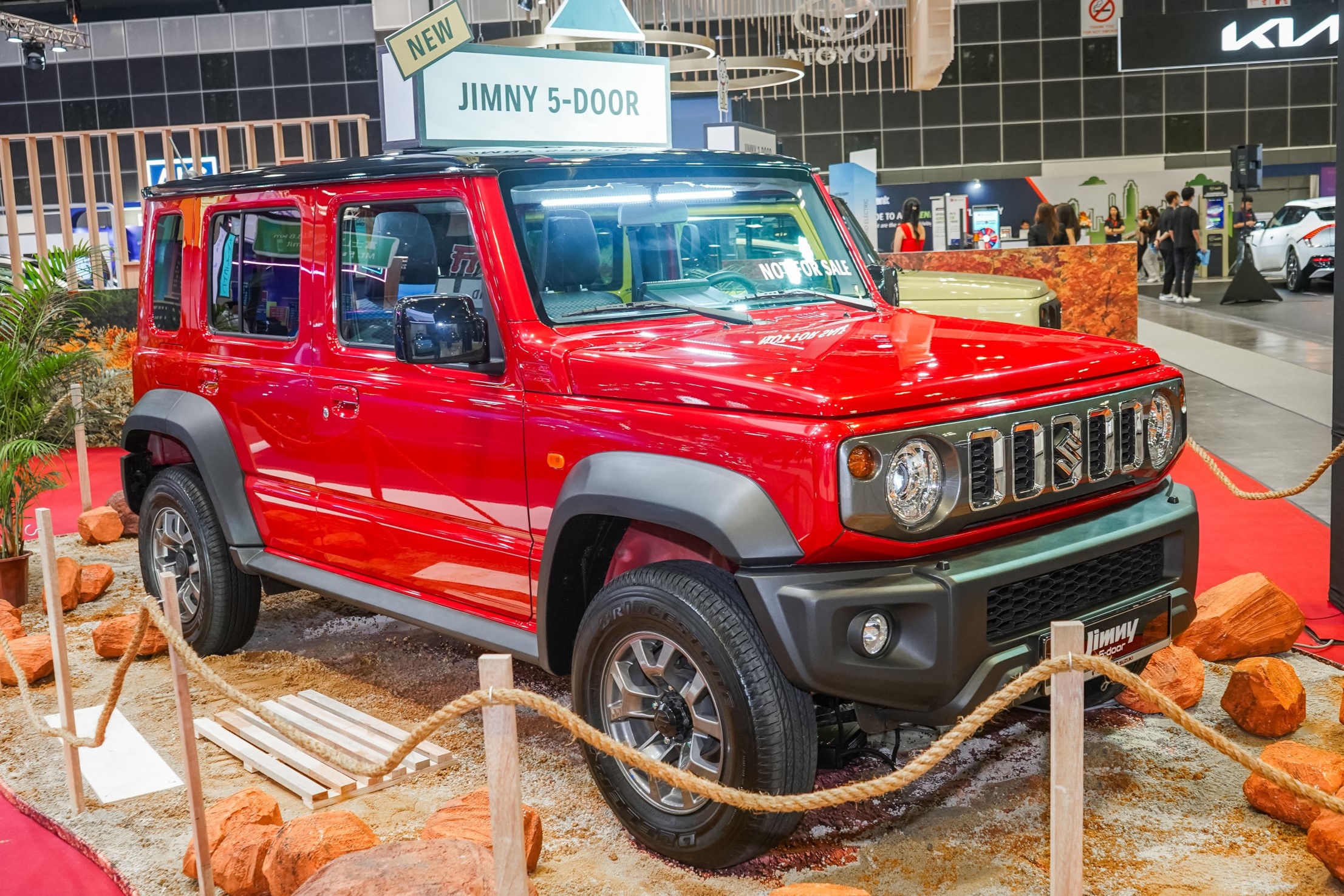 Chi tiet Suzuki Jimny 5 cua - dai hon, nang hon, dan dong 4 banh hinh anh