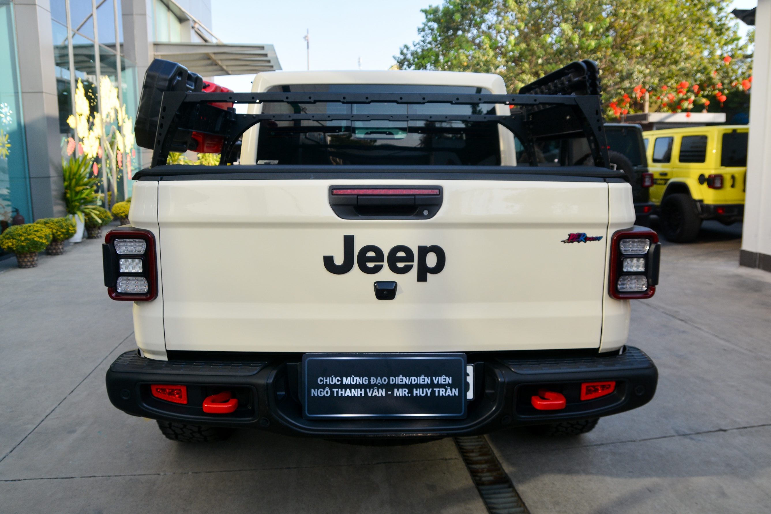 Ngo Thanh Van mua xe anh 11