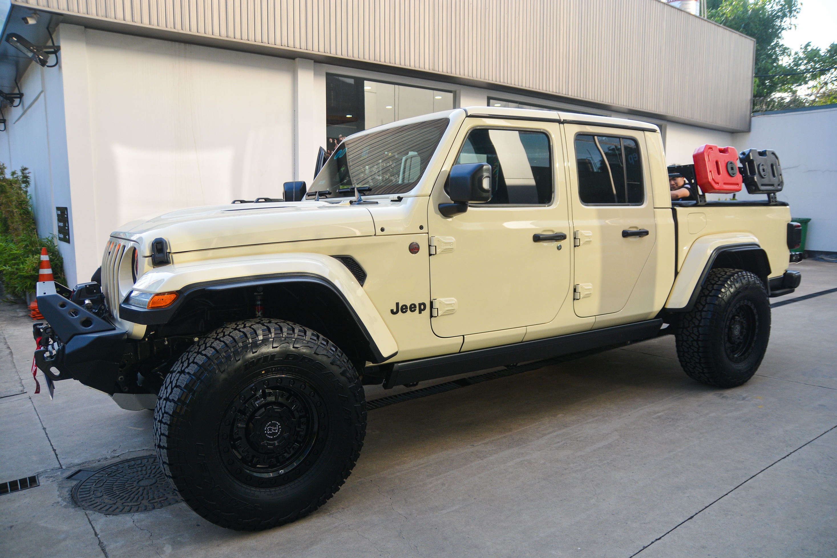 Ngo Thanh Van mua xe anh 1