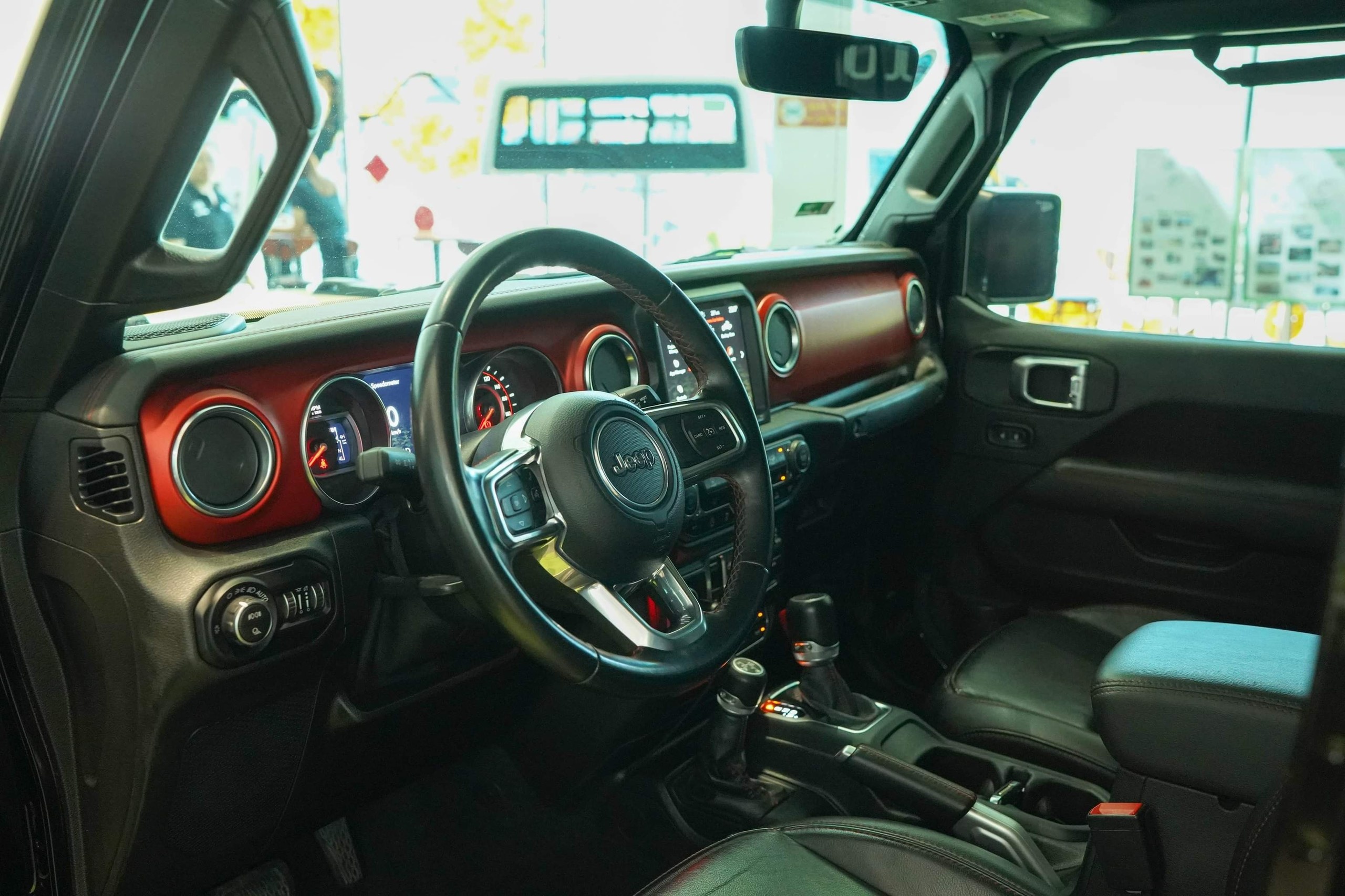 Ngo Thanh Van mua xe anh 10