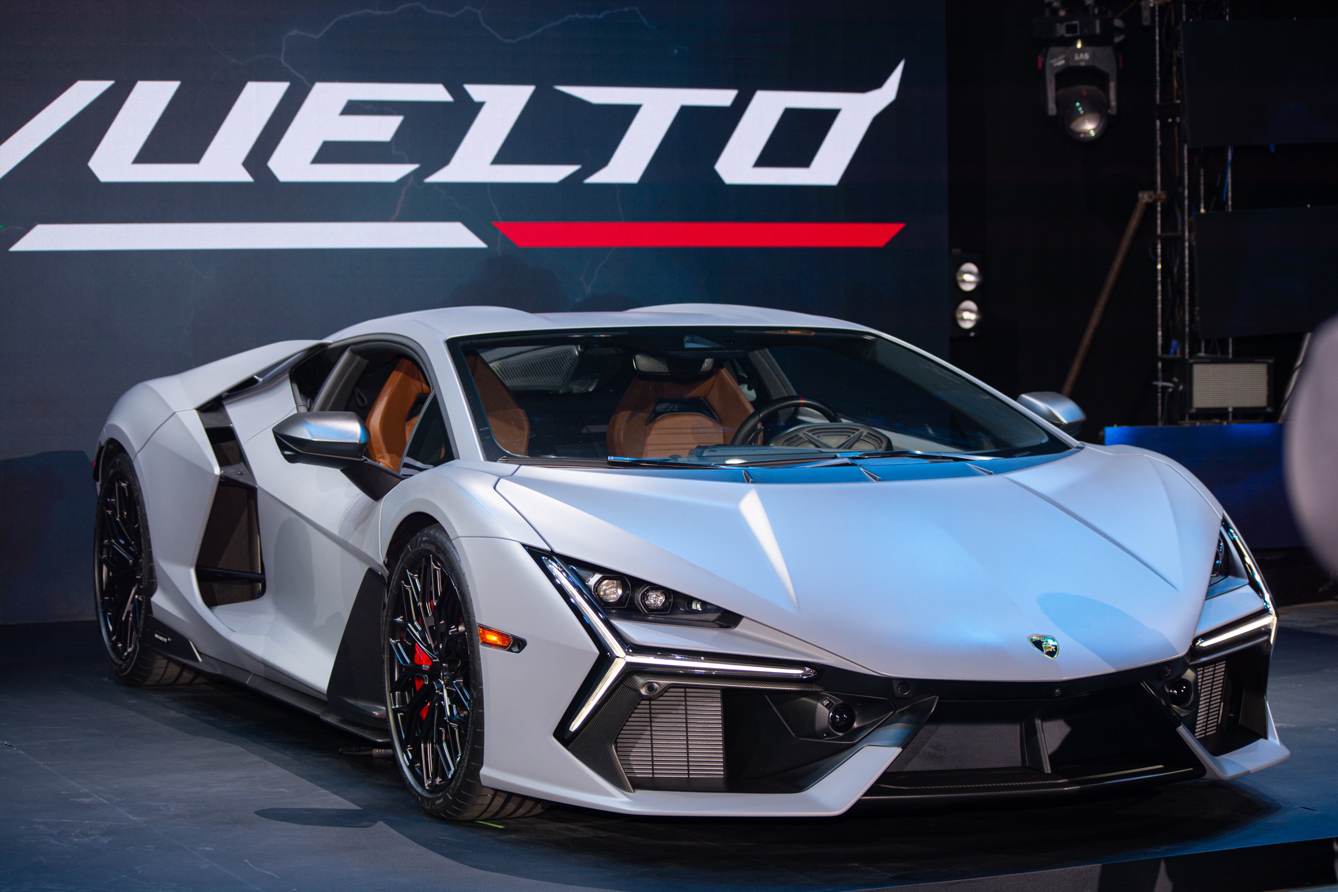 Ngam Lamborghini Revuelto dau tien tai Viet Nam, gia 44 ty dong hinh anh