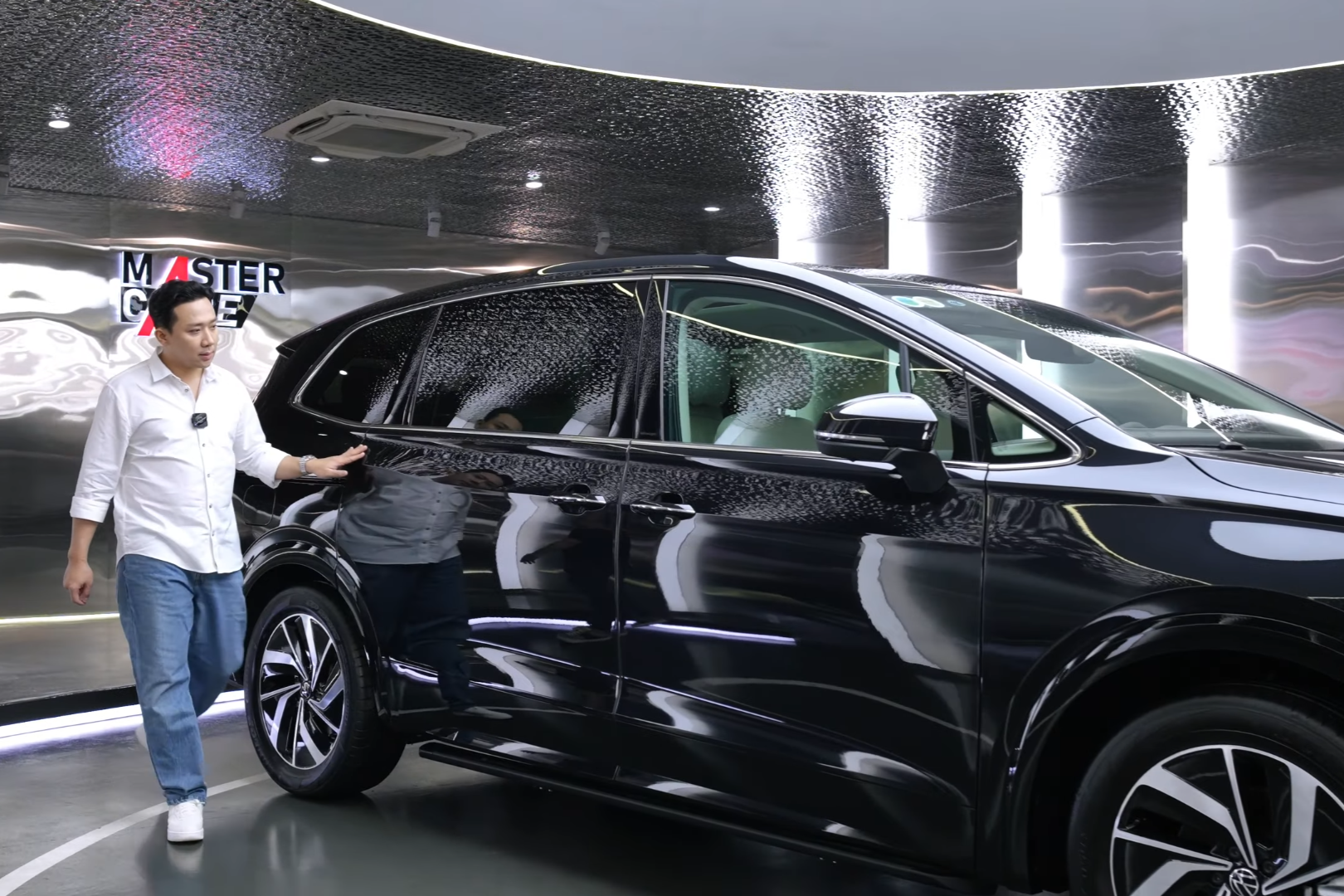 Ngam chiec oto moi tau cua Tran Thanh hinh anh