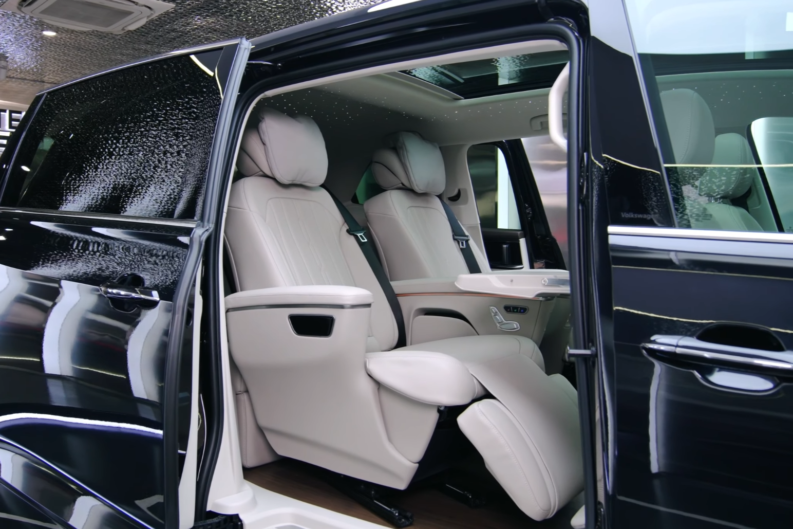 Tran Thanh mua xe Volkswagen anh 2