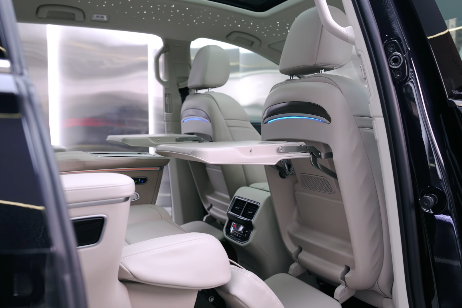 Tran Thanh mua xe Volkswagen anh 5