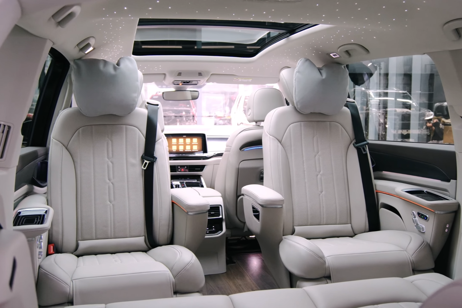 Tran Thanh mua xe Volkswagen anh 4