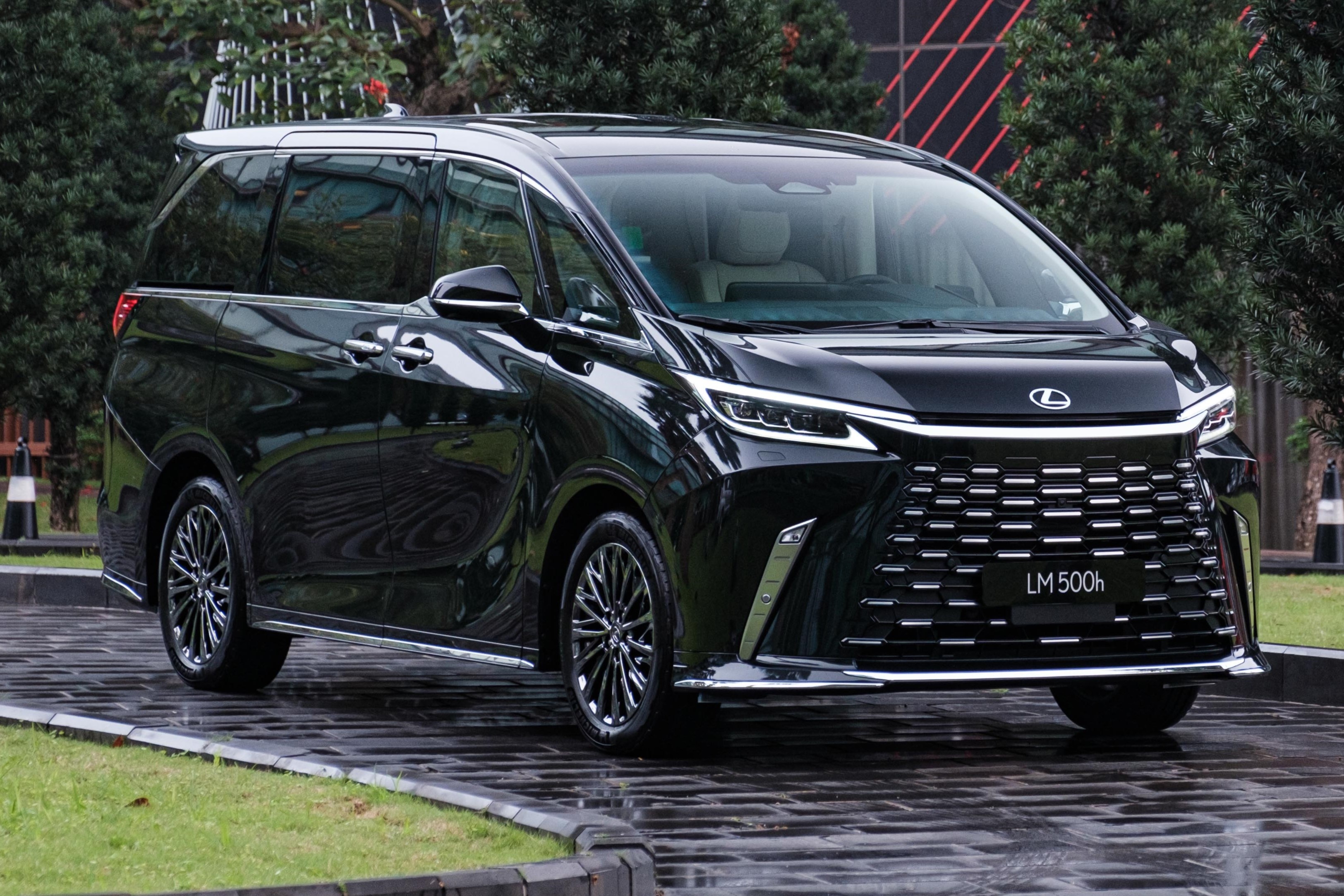 Ngam Lexus LM 500h vua mo ban tai Viet Nam, co ca man hinh 48 inch hinh anh