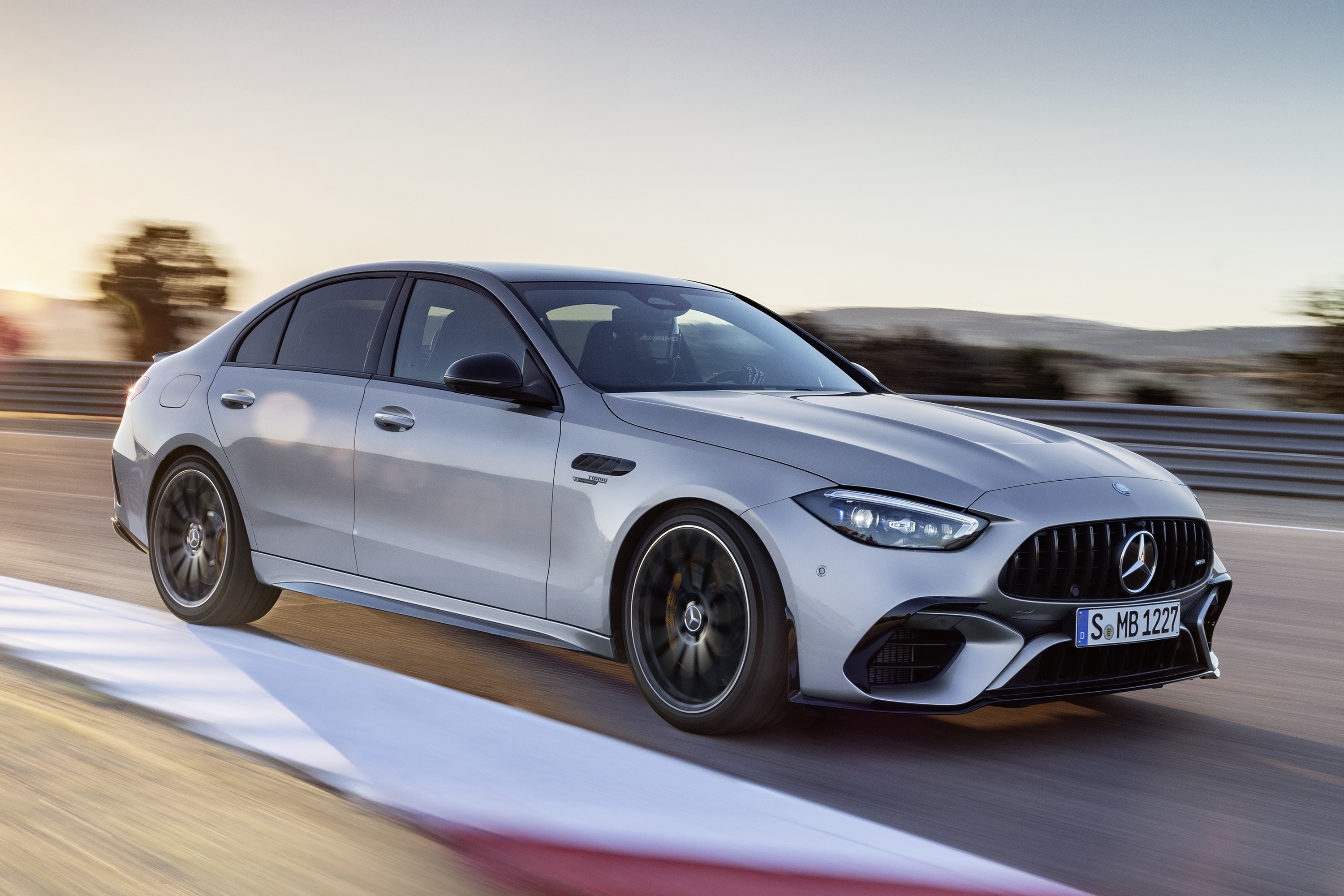 Mercedes-AMG C 63 S E Performance mo ban tai Viet Nam, gia 4,9 ty dong hinh anh