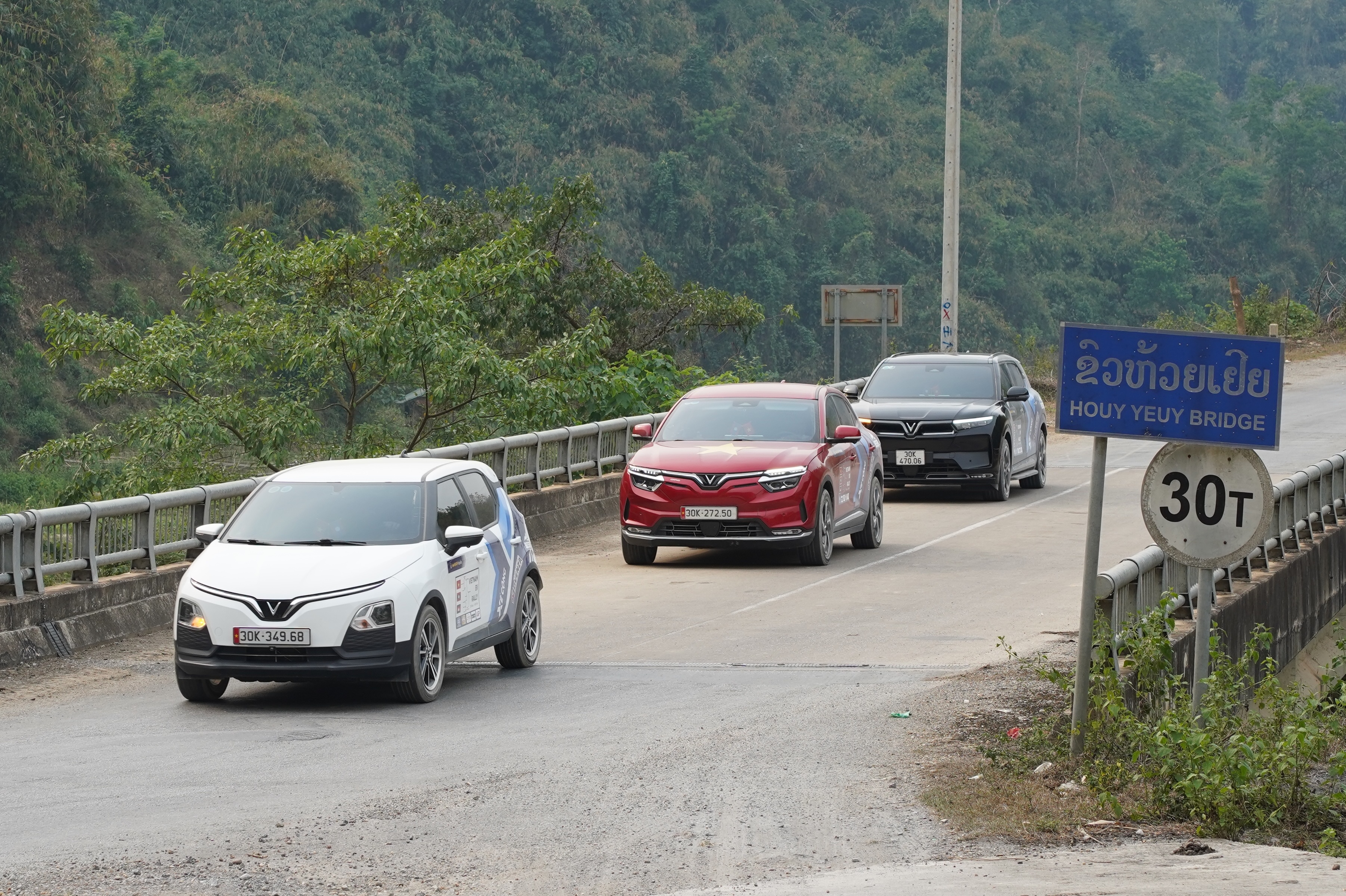 Nhom nguoi dung oto dien VinFast chay xe xuyen Dong Duong hinh anh