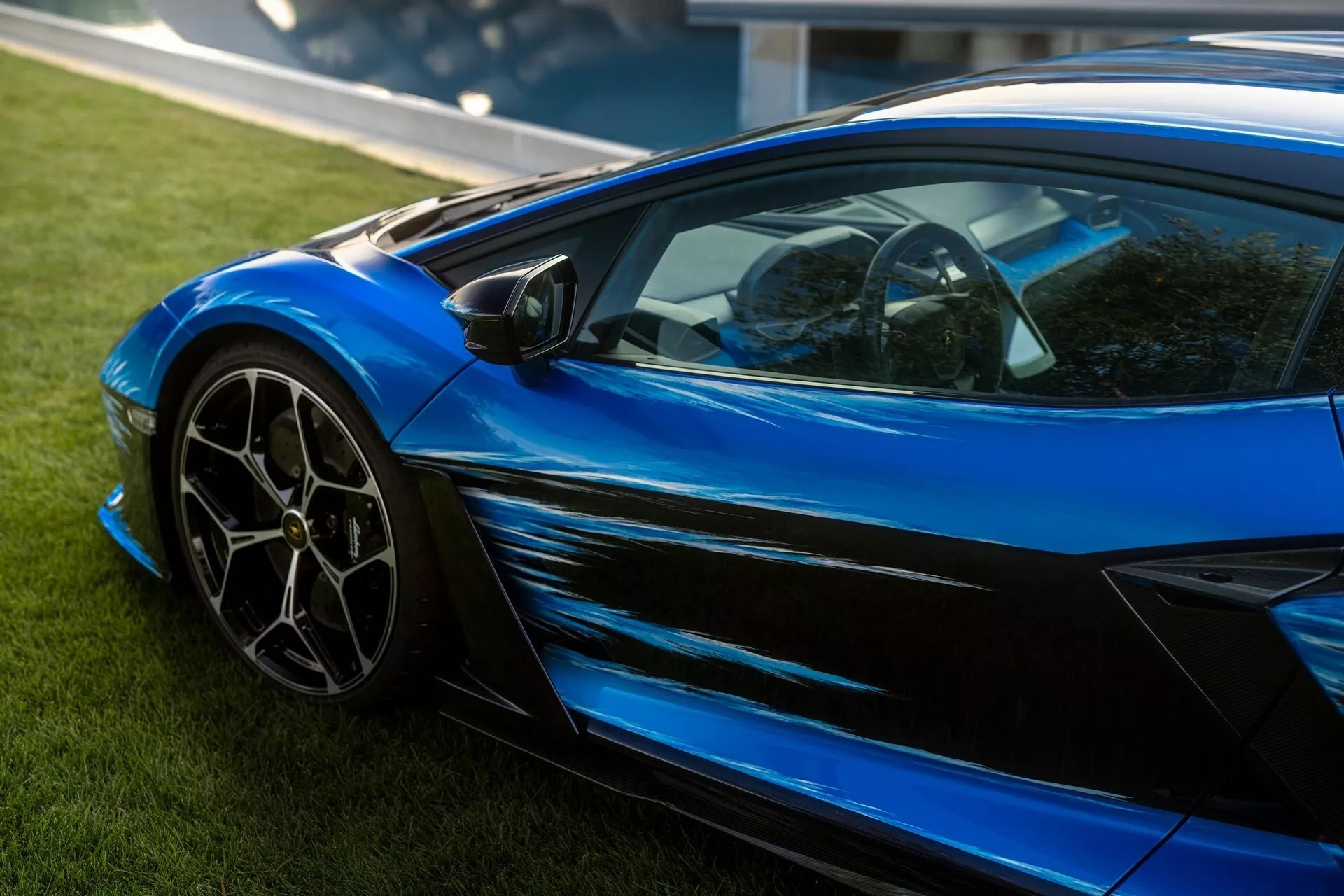 Sieu xe Lamborghini Revuelto voi mau son ton gan 500 gio thuc hien hinh anh