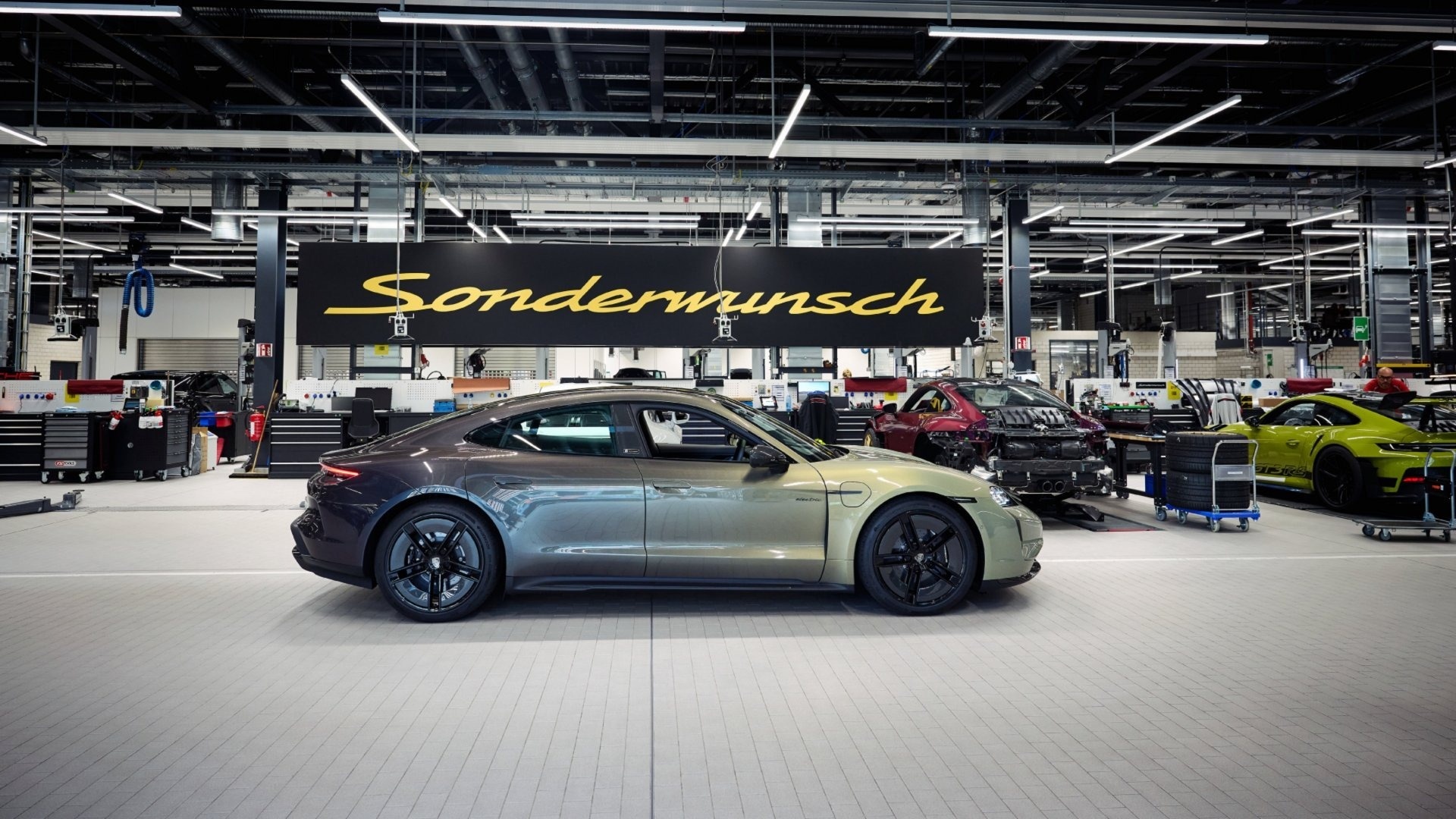 Porsche Taycan doc nhat anh 2