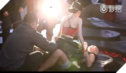 Dao dien thi pham nhung canh om hon, tinh cam tren phim truong hinh anh