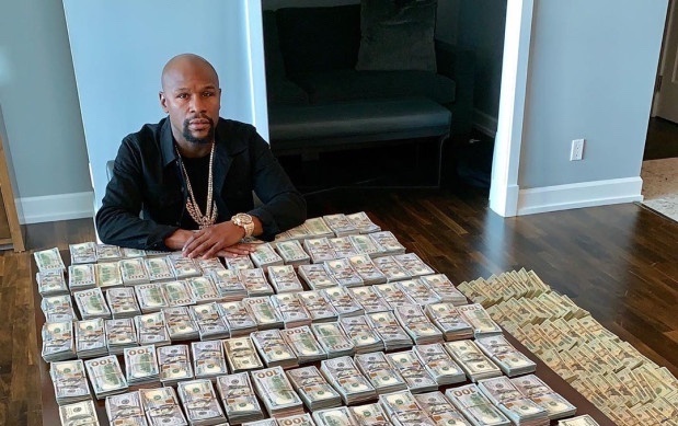 Mayweather bi chi trich vi khoe tien  hinh anh