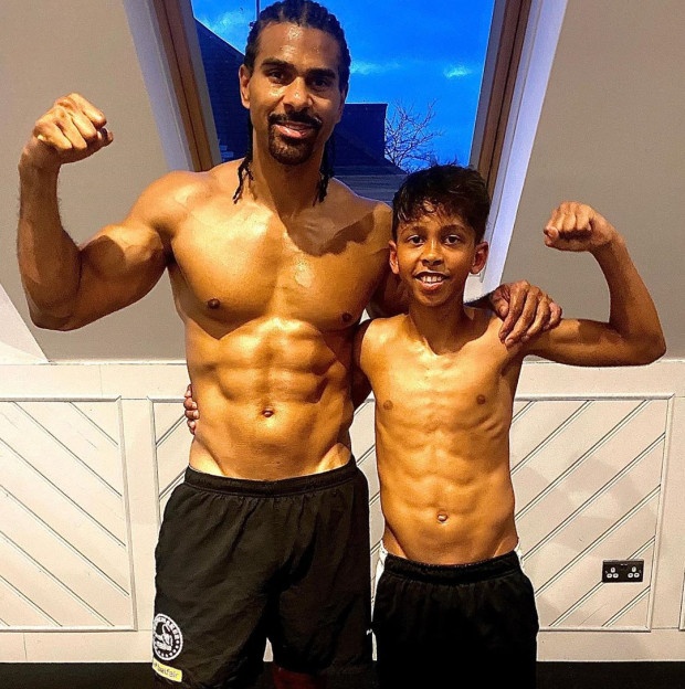 Nha cuu vo dich WBA va con trai tap luyen tai nha hinh anh