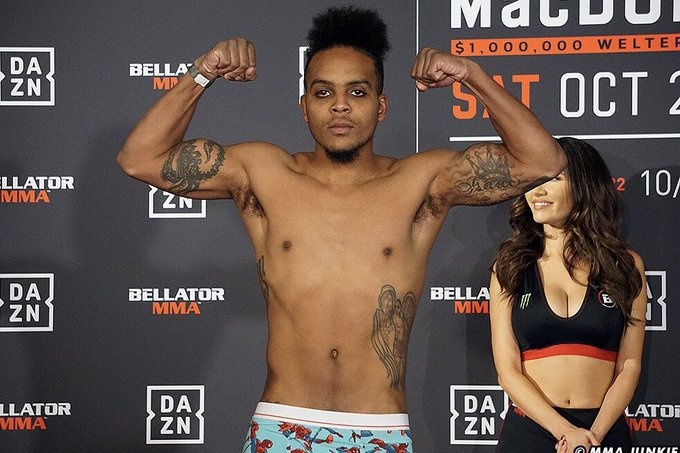 Vo si MMA bi ban chet truoc nha hinh anh