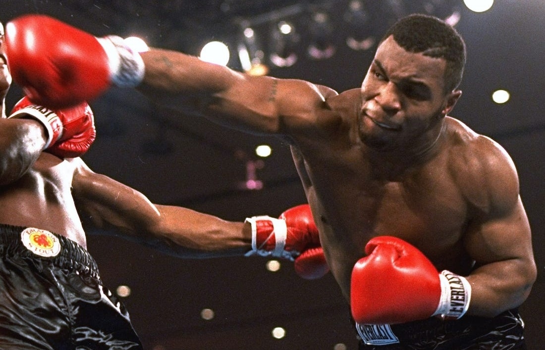 Mike Tyson tap luyen truoc ngay tro lai hinh anh