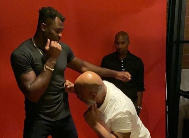 Mike Tyson chi ky nang cho ngoi sao UFC hinh anh