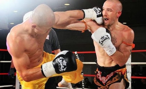 Nhat Long bi knock-out truoc 6 cu dam cua doi thu hinh anh