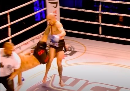 Vo si xoay nguoi 180 do knock-out doi thu hinh anh