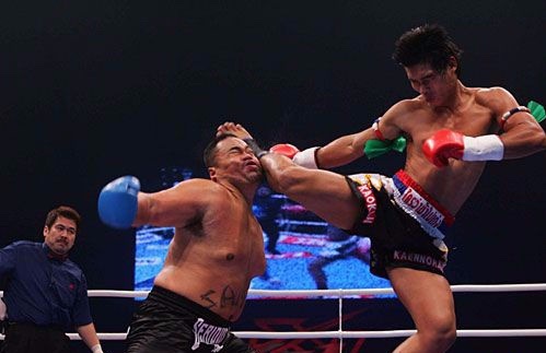 Vo si Thai Lan bay nguoi knock-out doi thu nang hon 51 kg hinh anh