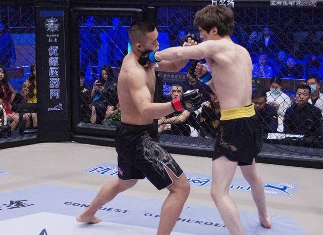 Nhung lan Tu Hieu Dong va cac vo si MMA danh bai vo truyen thong hinh anh