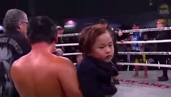 Vo si goc Viet be con len san sau khi knock-out doi thu hinh anh