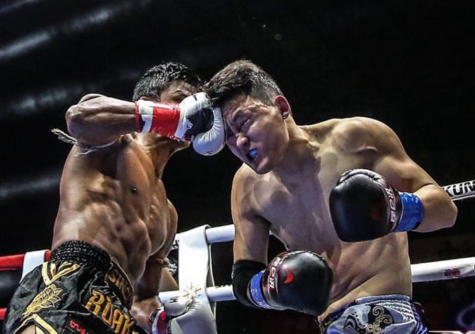 Vo si Trung Quoc bo chay khi bi doi thu tan cong lien tiep hinh anh