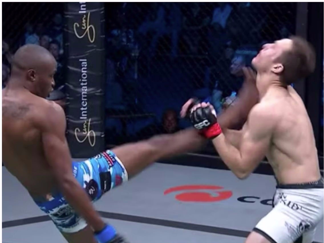 Cu da vao mat knock-out doi thu hinh anh