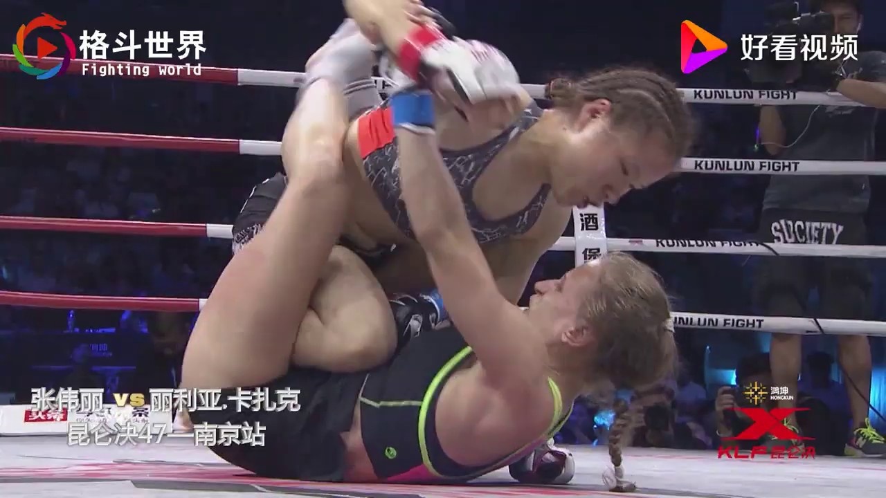 Nu vo si UFC tung cu da khien doi thu ngat xiu hinh anh