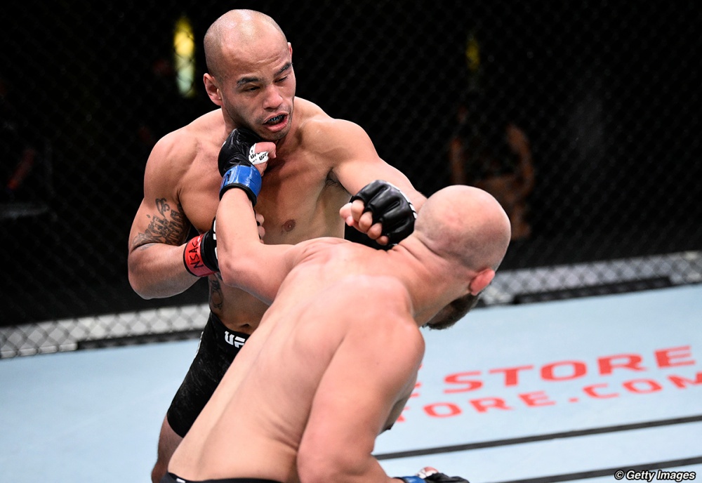 Vo si UFC tung don do van doi thu sau 41 giay hinh anh