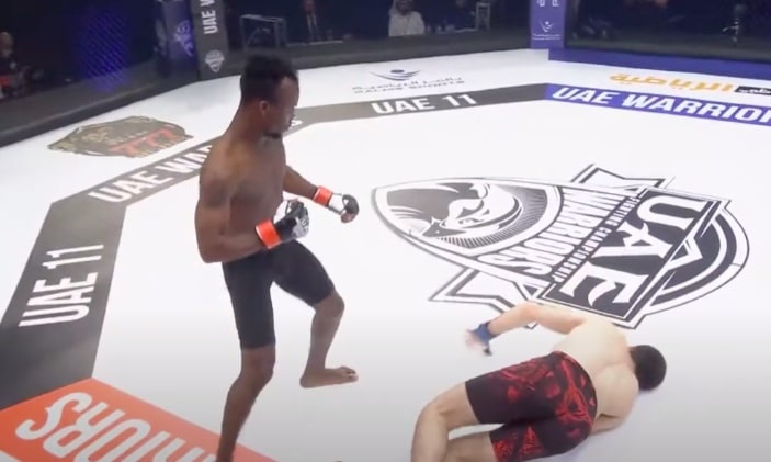 Vo si MMA phan don khien doi thu guc xuong san hinh anh