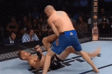 Hai pha phan don bang got chan trong UFC hinh anh