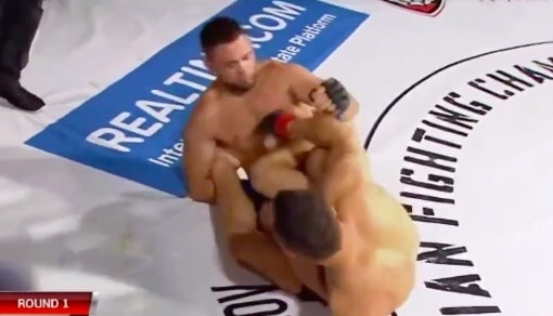 Vo si MMA thang nguoc doi thu du bi khoa chan hinh anh