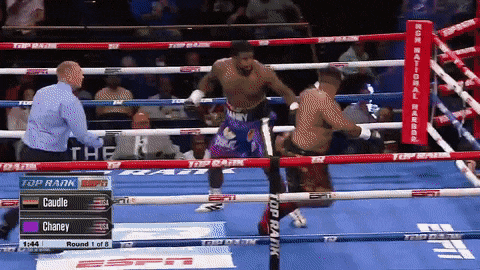 Vo si tung cu dam khien doi thu roi khoi san dau hinh anh