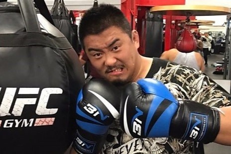 Tu Hieu Dong tu tin knock-out Ngo Kinh trong mot phut hinh anh