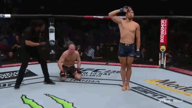 Vo si UFC bi thuong vi pha an mung khac la hinh anh