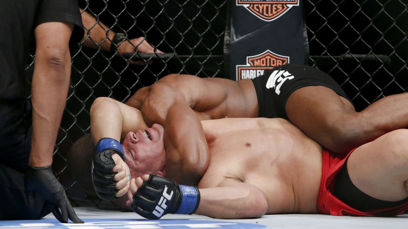 Vo si UFC tung chieu du len nguoi khong che doi thu hinh anh