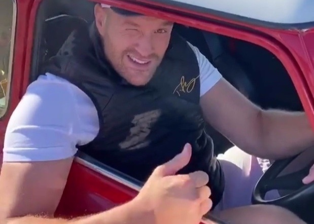 Nha vo dich WBC hang nang khoe xe moi hinh anh