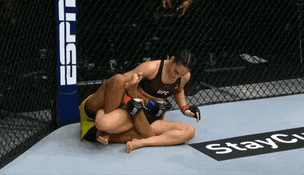 Nu vo si UFC khoa goi hiem ha knock-out doi thu hinh anh