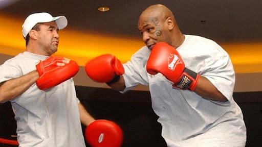 Toc do tan cong chop nhoang cua Mike Tyson hinh anh