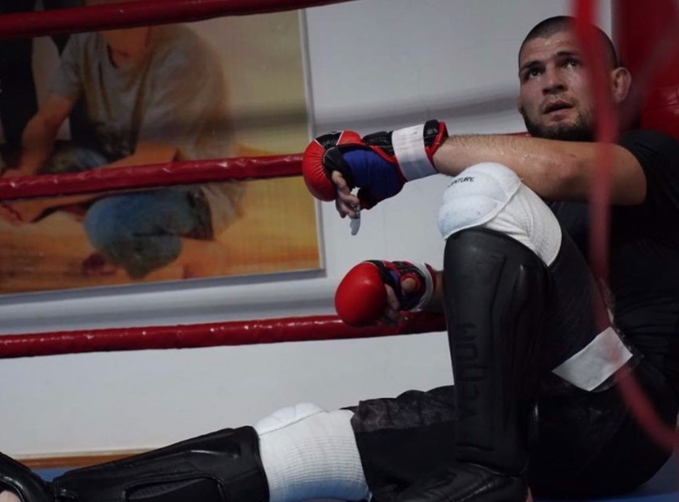 Khabib tro lai tap luyen sau khi cha anh qua doi hinh anh